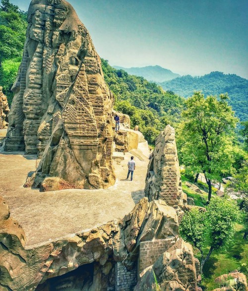The Masroor Rock Cut Temple , also known as Himalayan Pyramid and Wonder of the World , is an 8th-century monolithic rock cut temple complex of 15 temples carved out of a single rock, the temple in the center is carved inside, rest of the 14 temples.