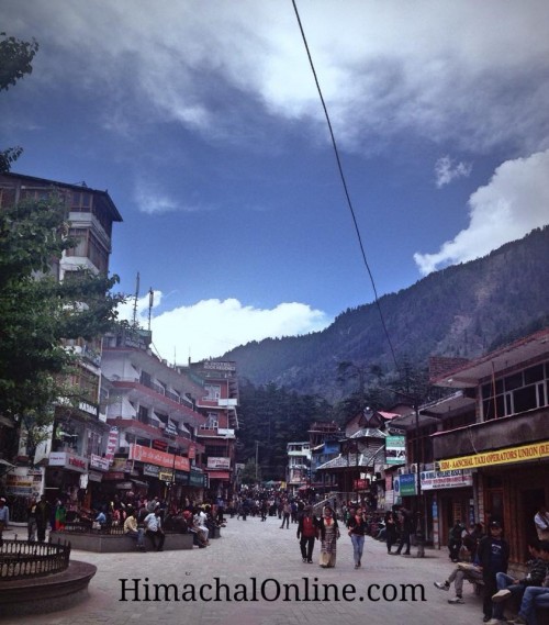 Local market of Manali where you buy local stuff such as dry fruits, wollen dresses and much more.