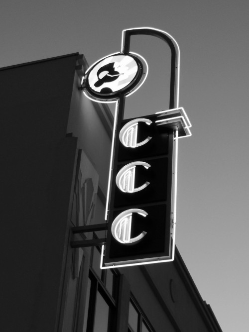A-CENTRAL-AMERICA-NEON-BARRIO-ARANJUEZb6100cef6a300fe8.jpg