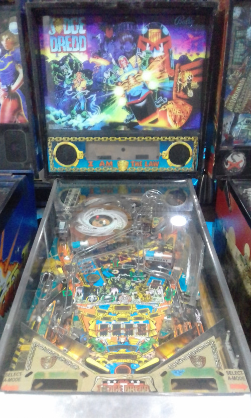 COSTA-RICA-1993-BALLY-JUDGE-DREDD-PINBALL-MACHINEbcf60d977f1d5e7b.jpg