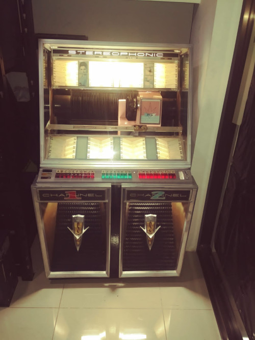 COSTA-RICAS-CALL-CENTER-has-a-1959-SEEBURG-222-JUKEBOX-b3960721ea2944eb.jpg