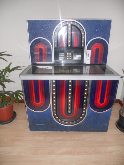 GAMIFICATION-1977-SEEBURG-JUKE-BOX-MODEL-STD4-MARDI-GRASc2af67c615057975.jpg