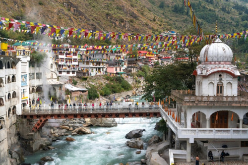 Situated deep within the Parvati Valley of the famous hill district of Kullu in Himachal Pradesh, the Manikaran Sahib is one of the prominent holy spots in India.