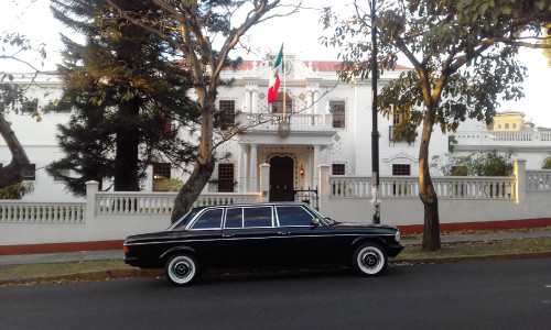 LIMUSINA-IN-FRONT-OF-MEXICAN-EMBASSY-COSTA-RICAa95e6978e3d939ef.jpg