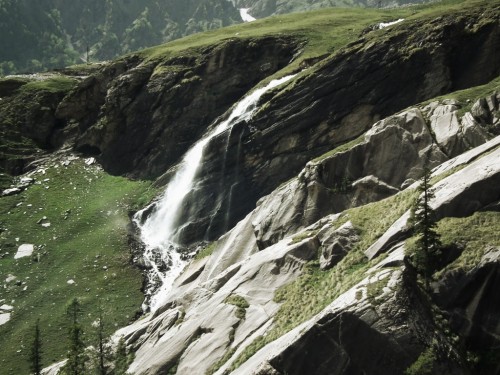 Rozy Falls in Manali. A natural wonder, this impressive waterfall is surrounded by forested mountains