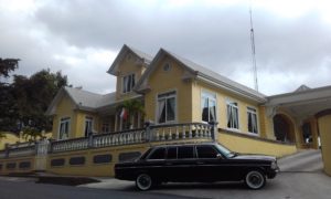 YELLOW-MANSION-Restaurante-Casa-Grande-Heredia-AND-A-LIMOUSINE.-COSTA-RICA-MERCEDES-TOURS.-300x180fe18855d7b125166.jpg