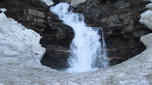 Sagu Waterfall is on 30 Min. Trek from Marhi ( Beas Nallah ) on the way to Rohtang Pass from Manali