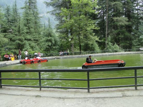 A small walk in the Manali Nature Park will bring tourists a step closer towards nature. Encircled by large groves of Deodar trees, the wildlife reserve is set on the bank of river Beas and is a pristine nature park.